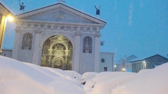 La neve blocca la viabilità al Nord. Treno bloccato per ore sull'Appennino. Allerta meteo su Liguria e Toscana