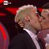 Sanremo delle polemiche, il bacio di Rosa Chemical a Fedez: spontaneo (ma non troppo)