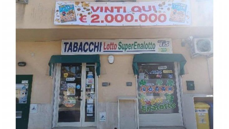  'Turista per Sempre' da 5 euro e vince 2 milioni: al Circeo la tabaccheria espone striscione della vittoria