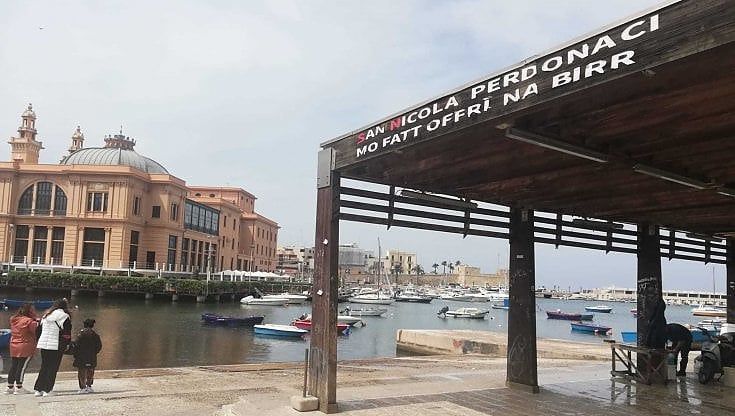 Bari, davanti al Chiringuito spunta una supplica: "San Nicola perdonaci. Mo fatt offrì na birr"