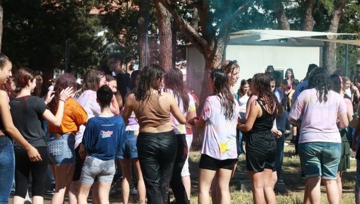Fine della scuola: gavettoni e abbracci da post Covid la festa dopo l’ultima campanella 
