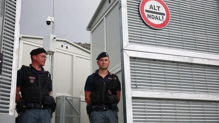 Cento agenti italiani rimasti a guardia dei due centri vuoti