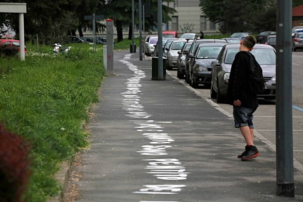Amori esagerati a Milano: "Torna da me, voglio sposarti" su mezzo km di marciapiede