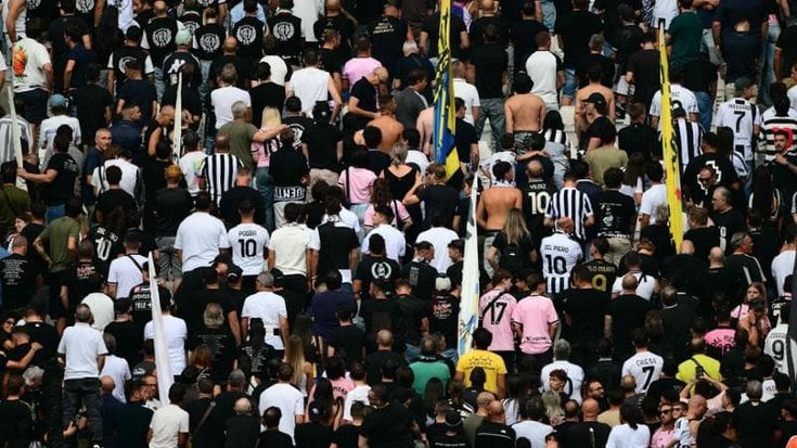 Tifosi di spalle durante minuto di silenzio per Mazzola, la Juve se la cava: multa di 10 mila euro