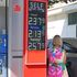 Nuovo picco della benzina in attesa dello sconto Eni. Gli altri petrolieri in allarme