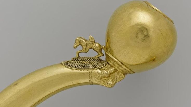 Francia paradiso dei ladri d’arte e di gioielli: dopo il Louvre rubato un antico collare d’oro