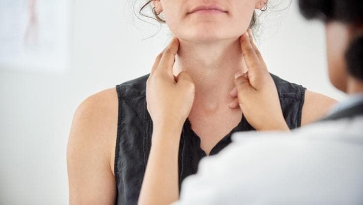 Osteoporosi, perché (e per chi) il rischio cresce se la tiroide non funziona bene