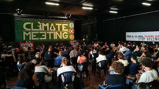 Ambientalisti e portuali, a Venezia la doppia protesta per le grandi navi
