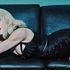 Facebook, l'ultima di Madonna: è legata sul sofà