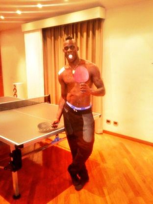 Balotelli, la spalla &egrave; ko: la foto al tavolo di ping pong
