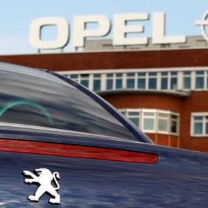 Peugeot vuole comprare Opel, settore auto in fermento