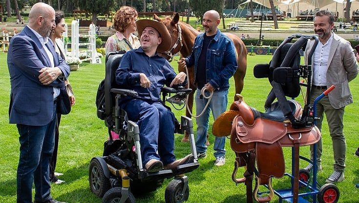 A Piazza di Siena la favola di Enea Ferroni: una sella speciale per superare l'ultima barriera