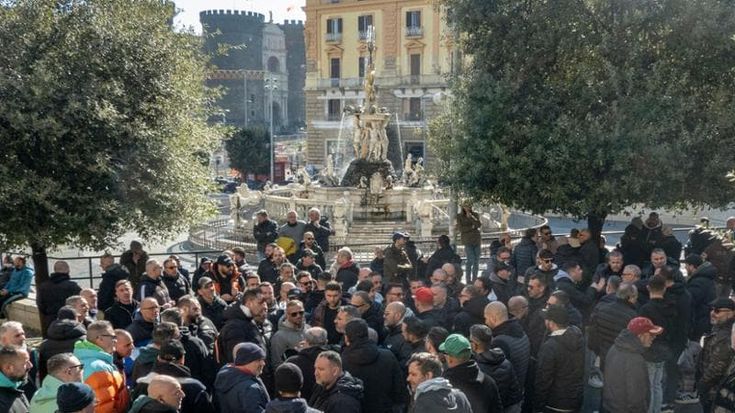 Napoli, i tassisti contro Uber: scatta lo sciopero improvviso con un sit-in di 400 al Comune