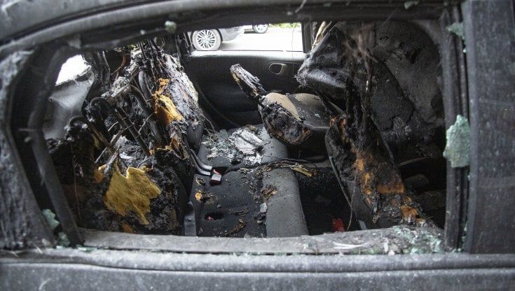 Autobus contro auto, è giallo sull'incidente mortale: "Ho visto il conducente scappare"