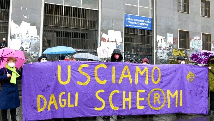 Scuola a Napoli, si rientra tra le proteste dei licei contro le lezioni in presenza e i no Dad di elementari e medie