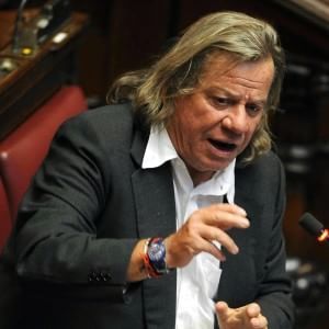 Bianconi: "Intorno al leader ci sono troppi servi e sicari"