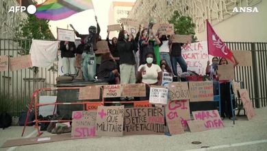 Francia, proteste degli studenti delle superiori per chiedere più fondi alla scuola