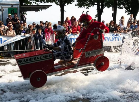 Bergamo, sapone e fantasia: il pazzo rally delle macchinine di legno 