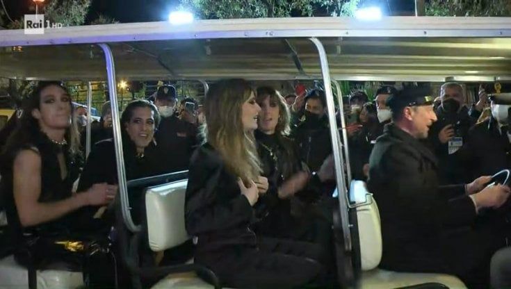 Maneskin a  Sanremo, Amadeus 'autista' esce dall'Ariston e li va a prendere in hotel