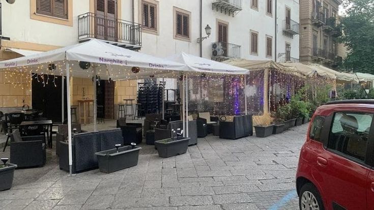 Un fucile a pompa carico e nove stecche di hashish. Arrestato titolare di pub
