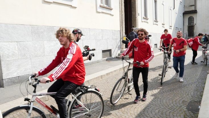 Lo Stato Sociale in bicicletta a Milano (travestiti da rider) per presentare il nuovo disco: "Non siamo tagliati per il successo"
