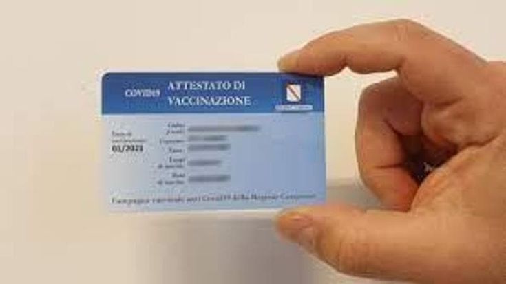 Corte dei conti, il governatore Vincenzo De Luca a processo per le smart card del vaccino anti Covid: “Una spesa inutile”