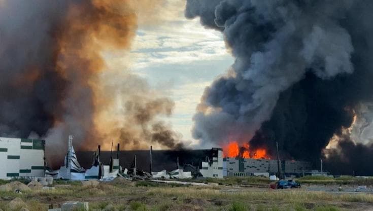 Ucraina: missili e droni russi su Kiev, colpito un complesso di magazzini