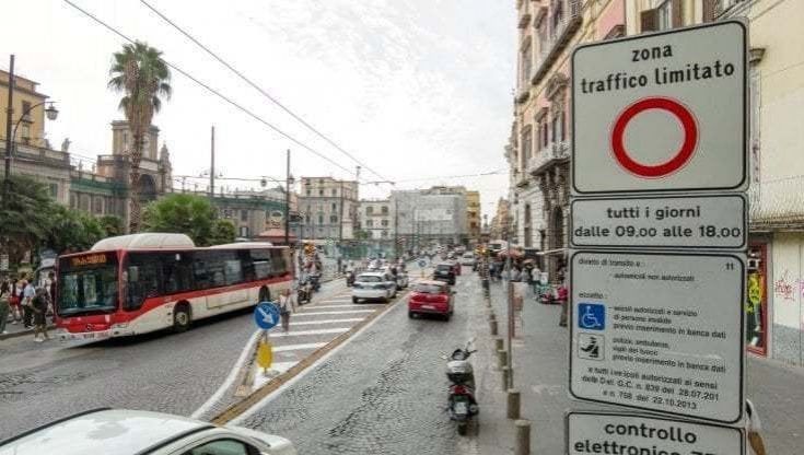 Il Comune disattiva la Ztl Dante, gli ambientalisti: "Turisti nello smog"