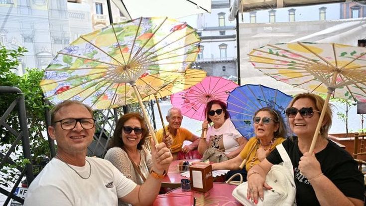 Gli irriducibili del tour in centro. Il caldo torrido non ferma i turisti