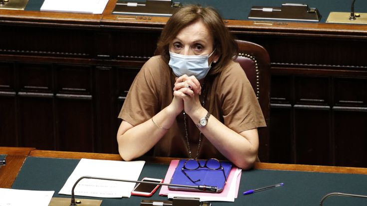 Covid, Zampa: "Coinvolgiamo gli influencer per convincere i giovani"