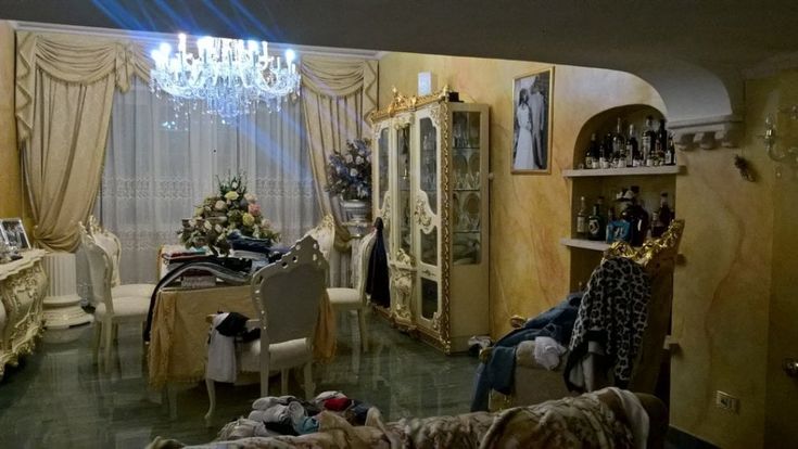 Roma, lo sfarzo nelle ville dei Casamonica: dai wc dorati alle tigri in ceramica