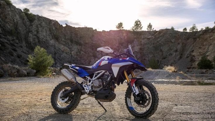 Doppia novità in casa Bmw con la Concept F 450 GS e la supersportiva per celebrare la vittoria in Sbk