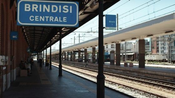 Brindisi, Frecciargento travolge e uccide uno studente che attraversava i binari in stazione