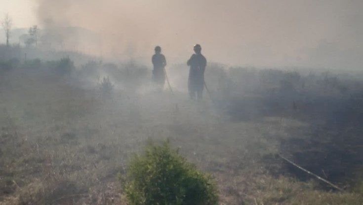 Incendio sul Gra, strada bloccata all'altezza di via Tiburtina 