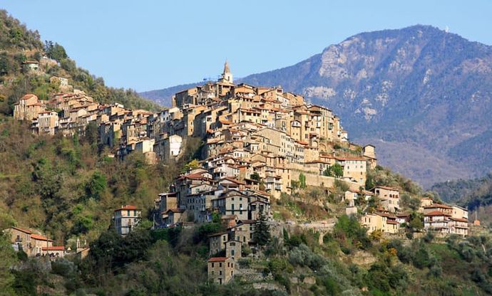 Apricale, un melting-pot dagli States al Marocco a due passi da Ventimiglia