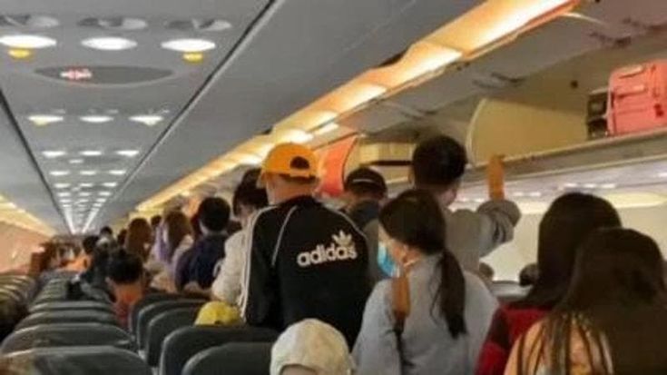 Aerei, la Turchia contro i passeggeri impazienti: “Multa di 60 euro se vi alzate prima del tempo”