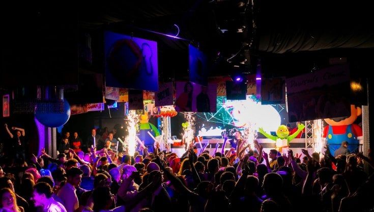 Ballano in 500 senza mascherine, chiusa discoteca a Brescia