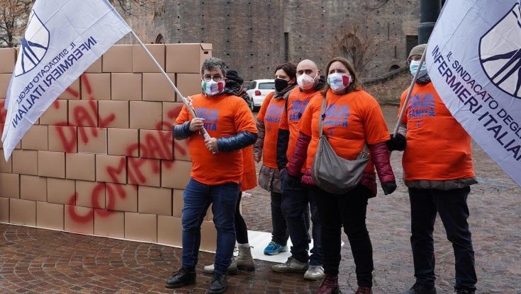Gli infermieri tornano in piazza con un  flash mob  ""Soldi scarsi e  assunzioni insufficienti"