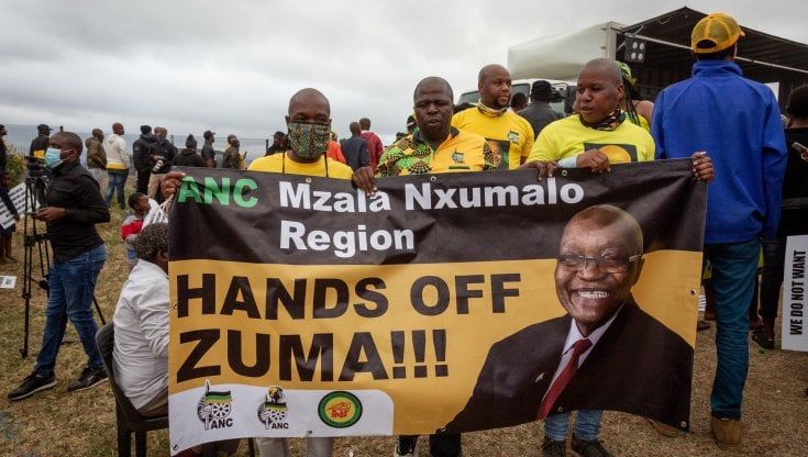 Sudafrica, slogan della lotta all'apartheid, insegne zulu e populismo: così Zuma prova ad averla vinta contro i giudici