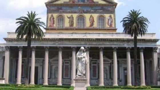 "Pescava" le banconote dalla cassetta delle offerte con un metro: denunciato a Roma
