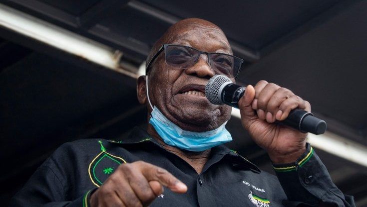 Sudafrica, l'ex presidente Zuma si costituisce: deve scontare 15 mesi di carcere