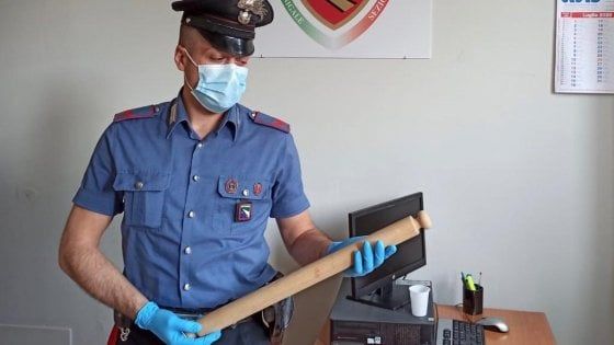 Bologna, picchia il figlio col mattarello: "Volevo educarlo"