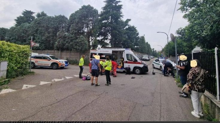 Rho, si schianta con la moto contro un furgone: morto uomo di 61 anni