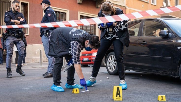 In auto urtano un ciclista, lui scende e accoltella due fratelli: fermato un 20enne a Milano