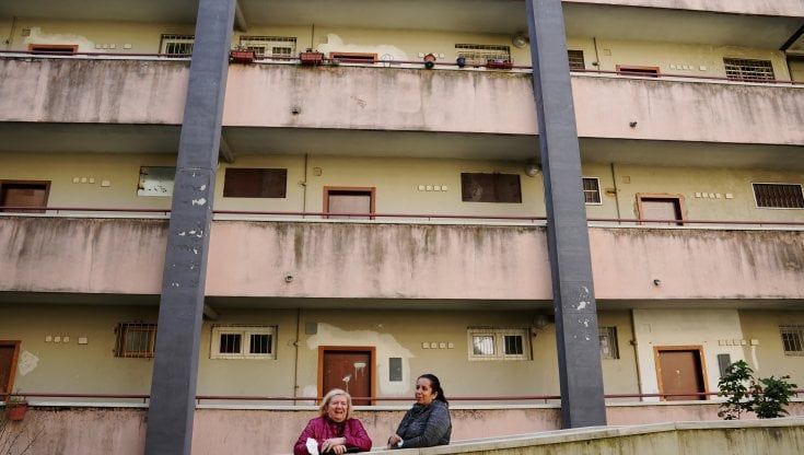Presto demolite le case minime del Giambellino, dove si vive in 4 in 34 metri quadri: "Qui casca tutto a pezzi"
