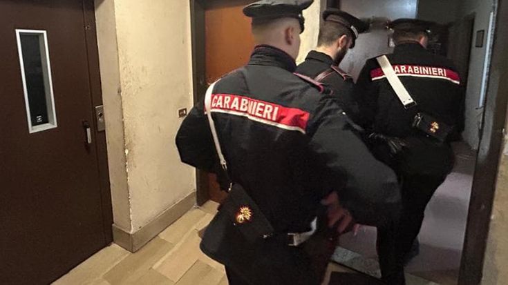 “Ti ammazzo”: minaccia e picchia la moglie. Le grida disperate al 112 poi l’arresto dei carabinieri