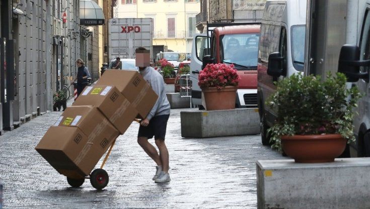 Ztl e l’assedio furgoni: “Consegne impossibili”, il grido dei ciclofattorini