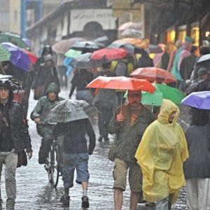 Maltempo in tutta Italia, esondazioni in Toscana e grandinate in Veneto. Pioggia da nord a sud anche nei prossimi giorni