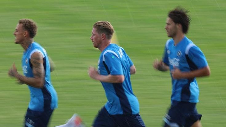 Il Napoli a Castel di Sangro, c’è De Bruyne: allenamento sotto la pioggia
