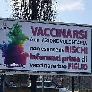 Torino, manifesti "No Vax" davanti all'ospedale Sant'Anna